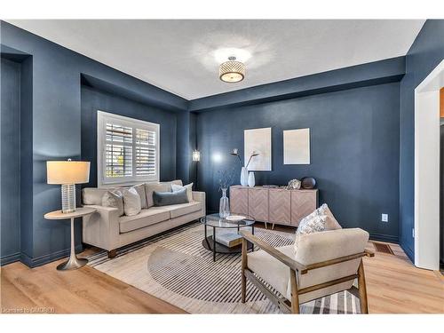 158 Truedell Circle, Waterdown, ON - Indoor Photo Showing Living Room