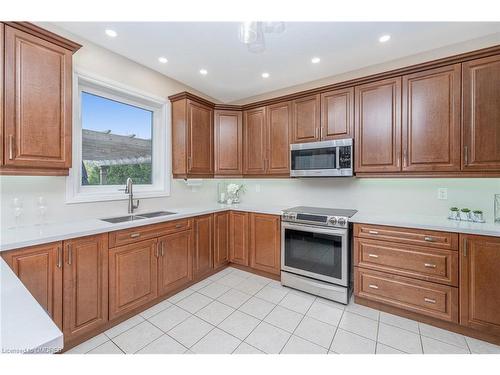 10 Orchid Avenue, Georgetown, ON - Indoor Photo Showing Kitchen With Double Sink