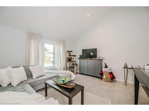 27 Aldridge Street, Hamilton, ON - Indoor Photo Showing Living Room