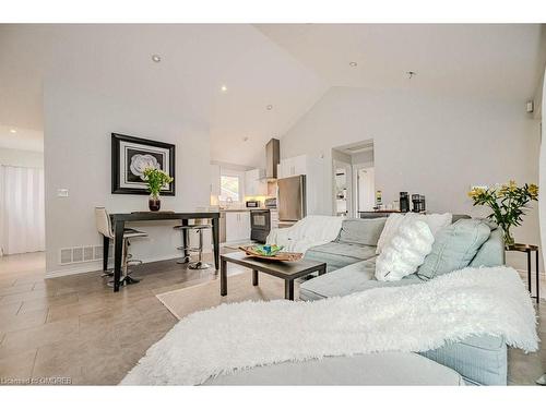 27 Aldridge Street, Hamilton, ON - Indoor Photo Showing Living Room