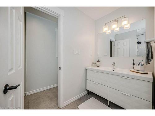 27 Aldridge Street, Hamilton, ON - Indoor Photo Showing Bathroom