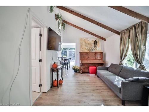 6068 Drummond Road, Niagara Falls, ON - Indoor Photo Showing Living Room