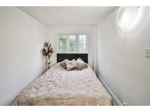 6068 Drummond Road, Niagara Falls, ON - Indoor Photo Showing Bedroom