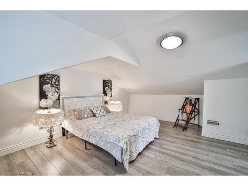 6068 Drummond Road, Niagara Falls, ON - Indoor Photo Showing Bedroom