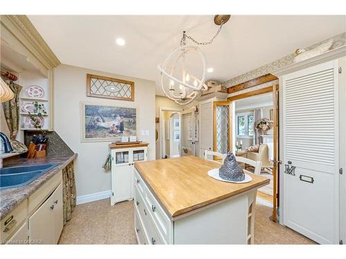 62 Nelson Court, Halton Hills, ON - Indoor Photo Showing Kitchen With Double Sink