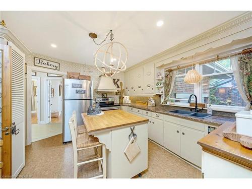 62 Nelson Court, Halton Hills, ON - Indoor Photo Showing Kitchen With Double Sink