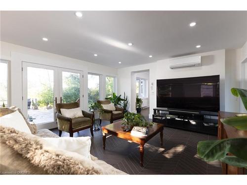 416 Trafalgar Road, Oakville, ON - Indoor Photo Showing Living Room