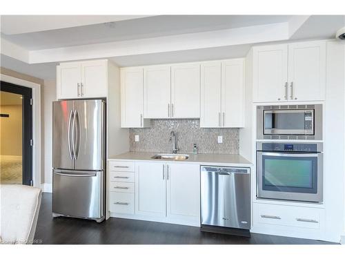 204-128 Garden Drive, Oakville, ON - Indoor Photo Showing Kitchen