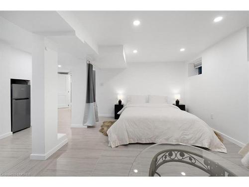 5709 Dorchester Road, Niagara Falls, ON - Indoor Photo Showing Bedroom