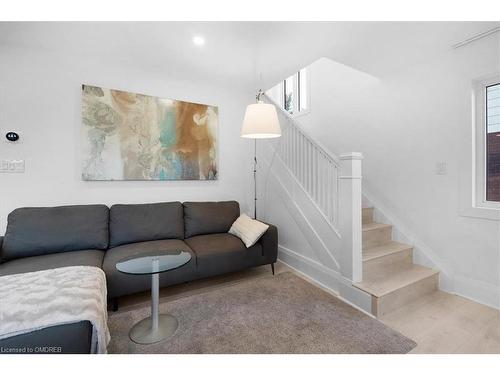 5709 Dorchester Road, Niagara Falls, ON - Indoor Photo Showing Living Room