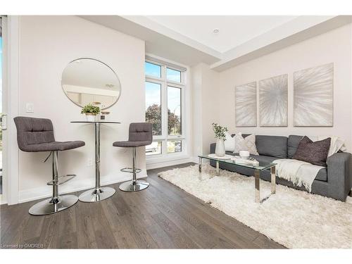 84-721 Lawrence Avenue West Avenue W, Toronto, ON - Indoor Photo Showing Living Room