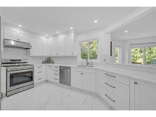 1359 Saddler Circle, Oakville, ON - Indoor Photo Showing Kitchen