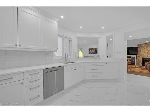 1359 Saddler Circle, Oakville, ON - Indoor Photo Showing Kitchen