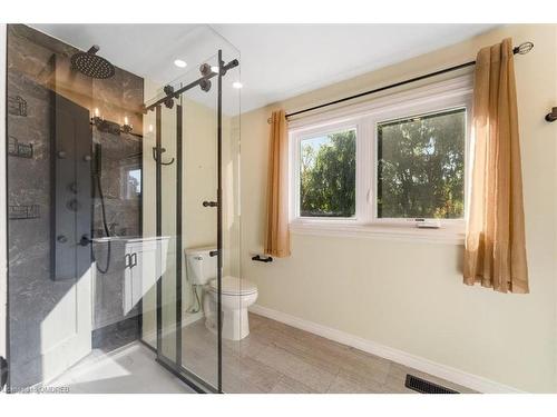 106 Simcoe Street E, Hamilton, ON - Indoor Photo Showing Bathroom