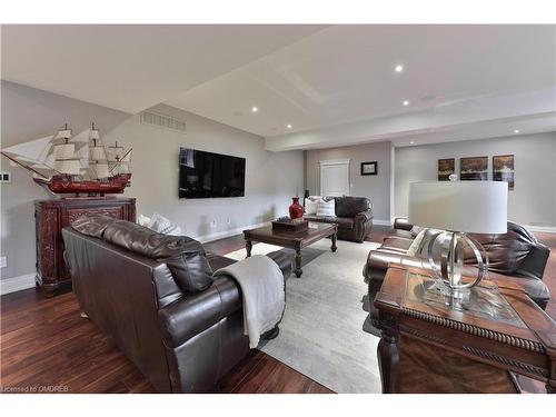 3168 Lakeshore Road W, Oakville, ON - Indoor Photo Showing Living Room