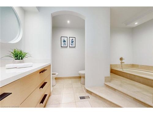 34 Maple Avenue, Dundas, ON - Indoor Photo Showing Bathroom