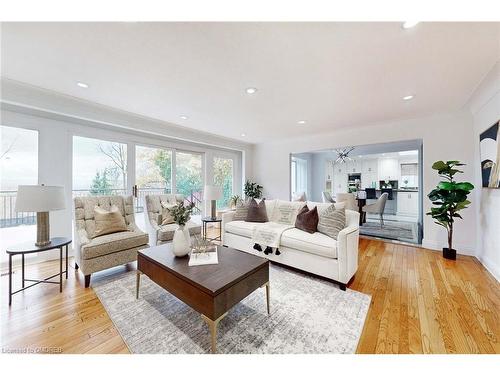 34 Maple Avenue, Dundas, ON - Indoor Photo Showing Living Room