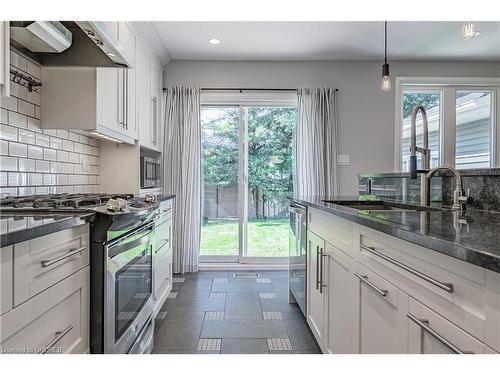 38 Black Walnut Drive, Kitchener, ON - Indoor Photo Showing Kitchen With Upgraded Kitchen