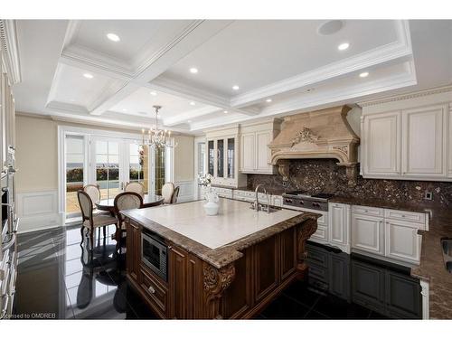 1092 Argyle Drive, Oakville, ON - Indoor Photo Showing Kitchen With Upgraded Kitchen