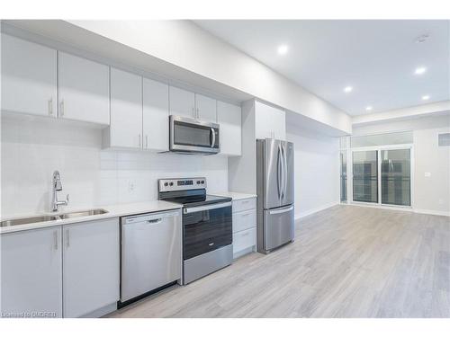 Uph 50-50 Herrick Avenue, St. Catharines, ON - Indoor Photo Showing Kitchen With Stainless Steel Kitchen With Double Sink With Upgraded Kitchen