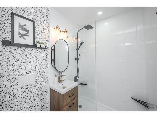 45 Glengrove Avenue, Hamilton, ON - Indoor Photo Showing Bathroom