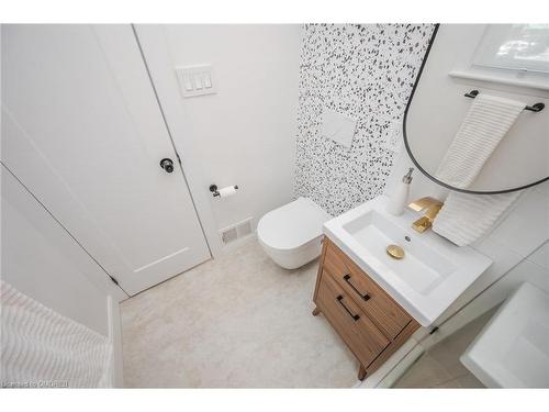 45 Glengrove Avenue, Hamilton, ON - Indoor Photo Showing Bathroom