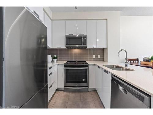 1811-5033 Four Springs Avenue, Mississauga, ON - Indoor Photo Showing Kitchen With Stainless Steel Kitchen With Double Sink With Upgraded Kitchen