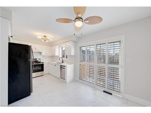 3 Arrowhead Lane, Grimsby, ON - Indoor Photo Showing Kitchen