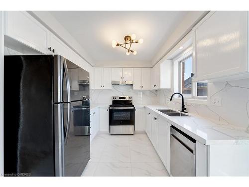 3 Arrowhead Lane, Grimsby, ON - Indoor Photo Showing Kitchen With Double Sink With Upgraded Kitchen