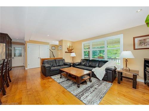 10 Baylor Crescent, Georgetown, ON - Indoor Photo Showing Living Room