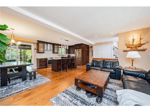 10 Baylor Crescent, Georgetown, ON - Indoor Photo Showing Living Room