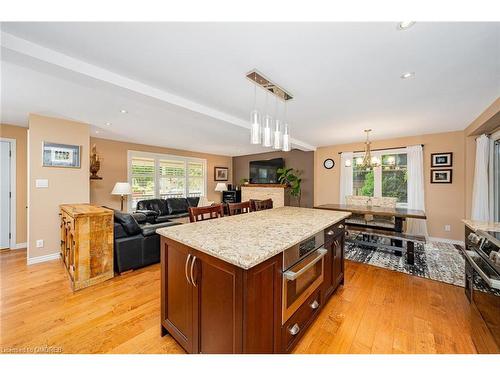 10 Baylor Crescent, Georgetown, ON - Indoor Photo Showing Kitchen