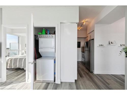 705-65 Speers Road, Oakville, ON - Indoor Photo Showing Laundry Room