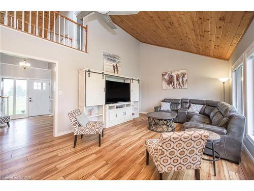 61041 Regional Road 27, Wainfleet, ON - Indoor Photo Showing Living Room