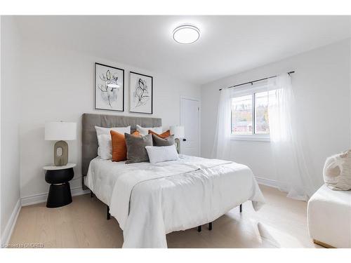 46 Upper Walker Avenue, Stoney Creek, ON - Indoor Photo Showing Bedroom