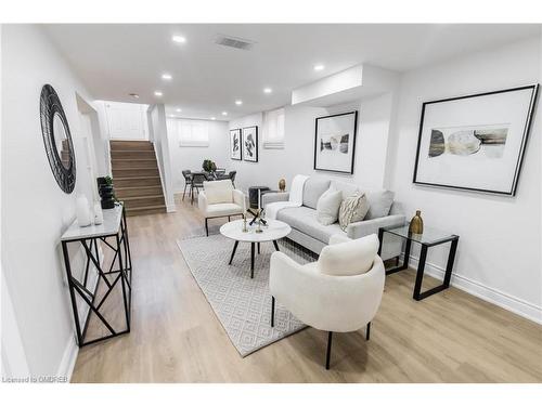 46 Upper Walker Avenue, Stoney Creek, ON - Indoor Photo Showing Living Room