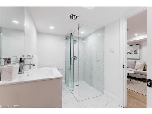 46 Upper Walker Avenue, Stoney Creek, ON - Indoor Photo Showing Bathroom