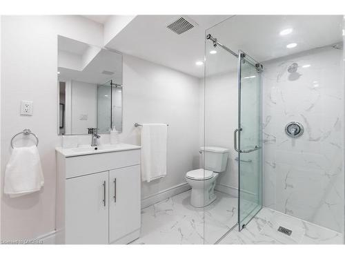 46 Upper Walker Avenue, Stoney Creek, ON - Indoor Photo Showing Bathroom