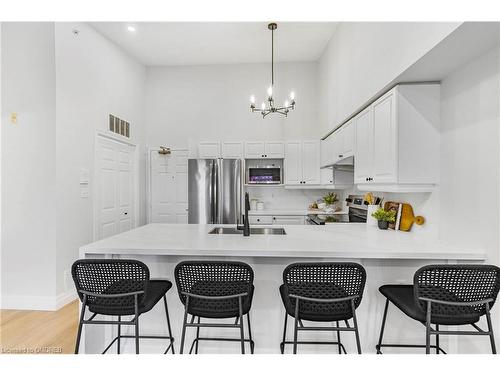 409-1470 Bishops Gate, Oakville, ON - Indoor Photo Showing Kitchen With Upgraded Kitchen