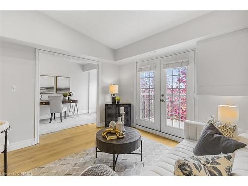 409-1470 Bishops Gate, Oakville, ON - Indoor Photo Showing Living Room