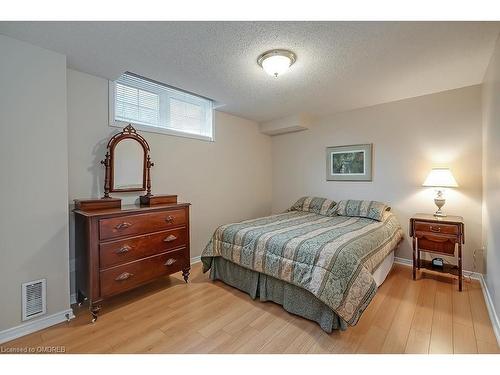 2303 Kingfisher Court, Oakville, ON - Indoor Photo Showing Bedroom