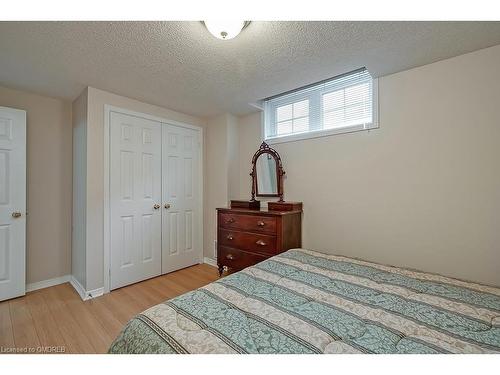 2303 Kingfisher Court, Oakville, ON - Indoor Photo Showing Bedroom