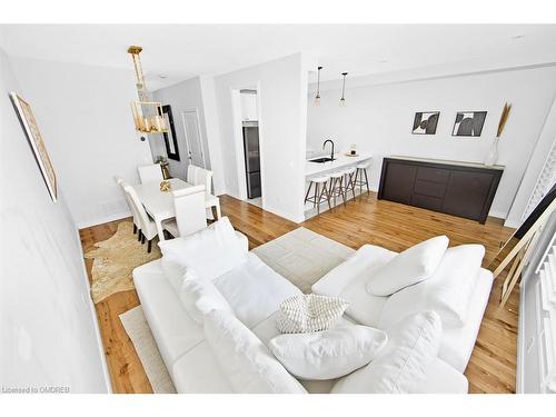 21-5056 New Street, Burlington, ON - Indoor Photo Showing Living Room