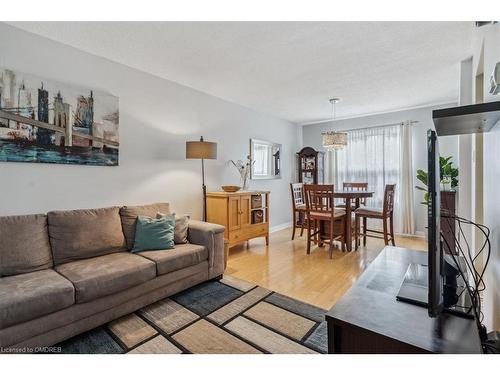 211 Murray Street, Brampton, ON - Indoor Photo Showing Living Room