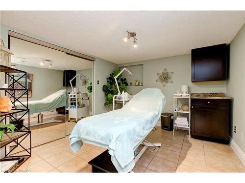 8494 20 Road E, Hamilton, ON - Indoor Photo Showing Bedroom