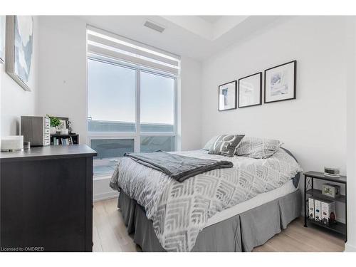 519-460 Dundas Street E, Waterdown, ON - Indoor Photo Showing Bedroom