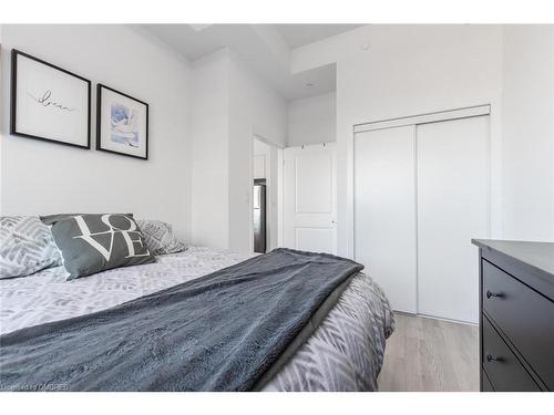 519-460 Dundas Street E, Waterdown, ON - Indoor Photo Showing Bedroom