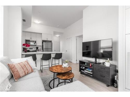 519-460 Dundas Street E, Waterdown, ON - Indoor Photo Showing Living Room