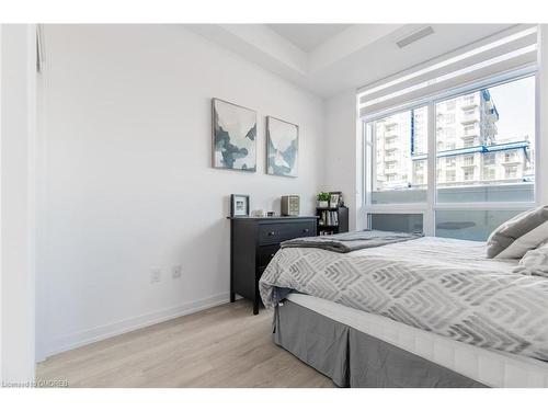 519-460 Dundas Street E, Waterdown, ON - Indoor Photo Showing Bedroom