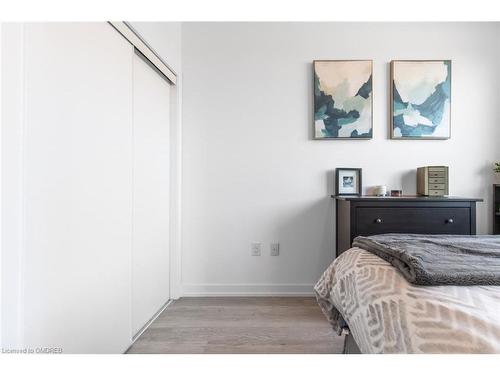 519-460 Dundas Street E, Waterdown, ON - Indoor Photo Showing Bedroom